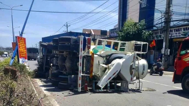 Xe bồn leo dải phân cách, tông gãy cột đèn rồi lật nhào giữa đường