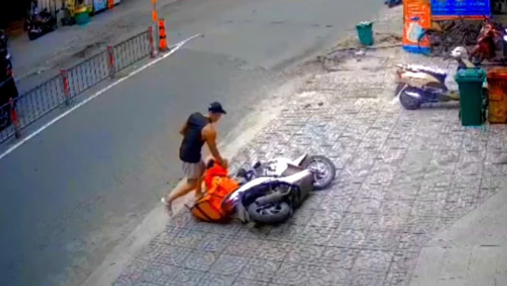 Nữ shipper bị thanh niên hành hung, đạp ngã xe ở phường Gia Định