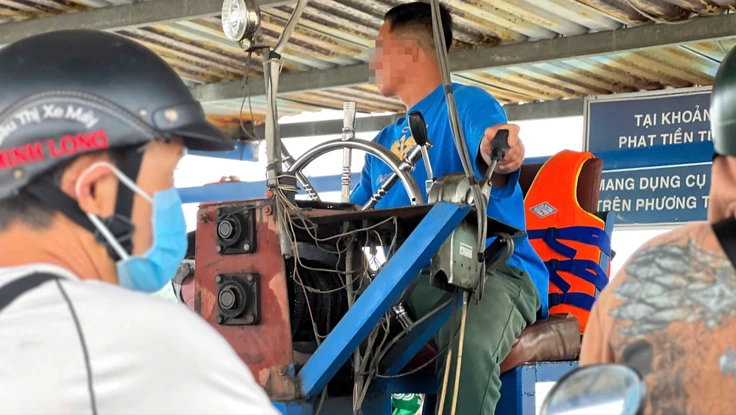 Lái thuyền và nhiều hành khách không mặc áo phao khi qua phà Bình Quới