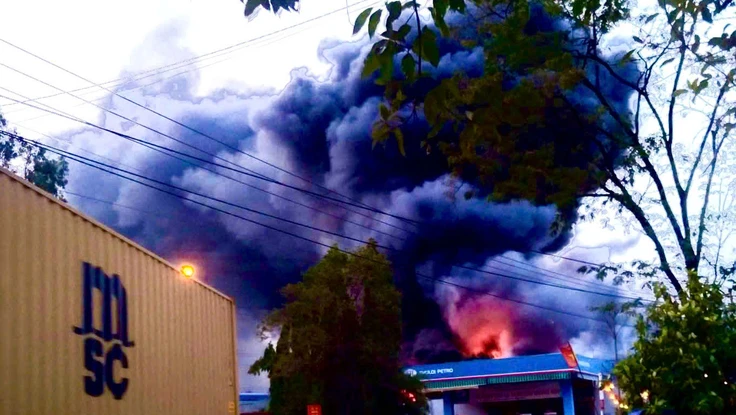 Cháy nhà xưởng sau lưng cây xăng ở TP.HCM, cột khói bốc cao hàng chục mét