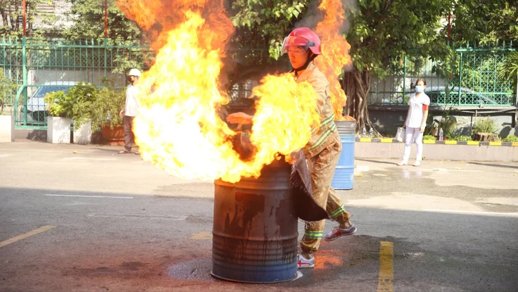 Xem công nhân diễn tập cứu người, dập lửa trong xưởng sản xuất