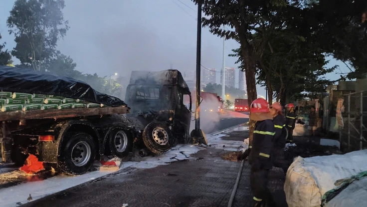 TP.HCM: Cháy xe container trên đường Đồng Văn Cống gây ùn tắc kéo dài