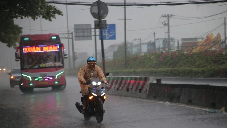 Mưa lớn giải nhiệt TP.HCM, người dân vất vả di chuyển 