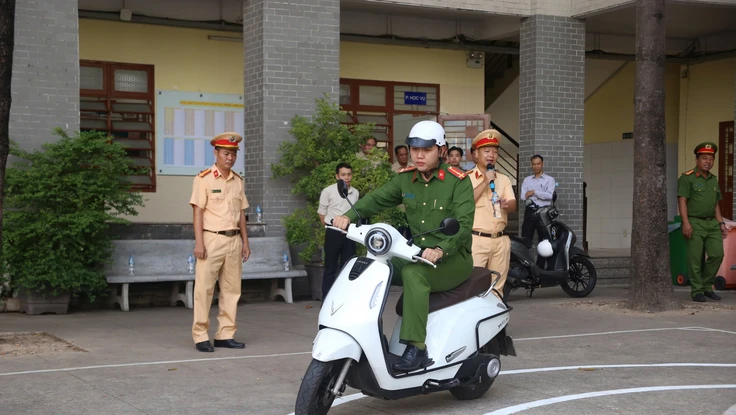 Công an TP.HCM vào trường hướng dẫn học sinh lái xe an toàn