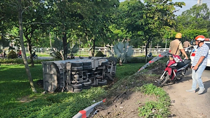 Xe ben chở nhựa đường lao khỏi cầu vượt Trạm 2, húc gãy hộ lan rồi lật nhào