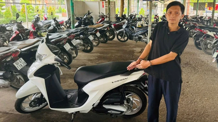 Bắt nghi phạm lấy trộm xe máy khi chủ xe ngủ gục trên vỉa hè ở TP.HCM