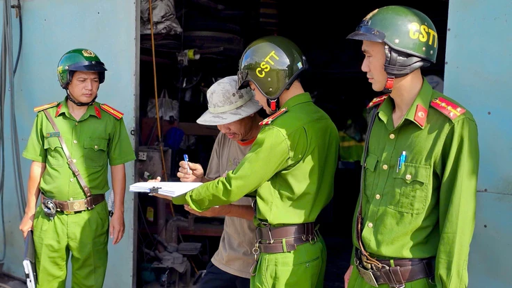 Công an phường An Phú Đông ra quân xử lý lấn chiếm vỉa hè đường Đỗ Mười