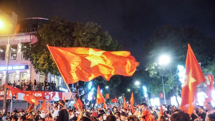 Những khoảnh khắc bùng nổ của người hâm mộ sau trận Việt Nam hạ Thái Lan, lên ngôi vô địch 