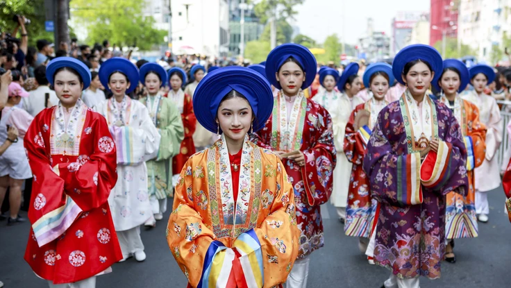 Hơn 1.000 người diễu hành cổ phục trên đường phố Sài Gòn
