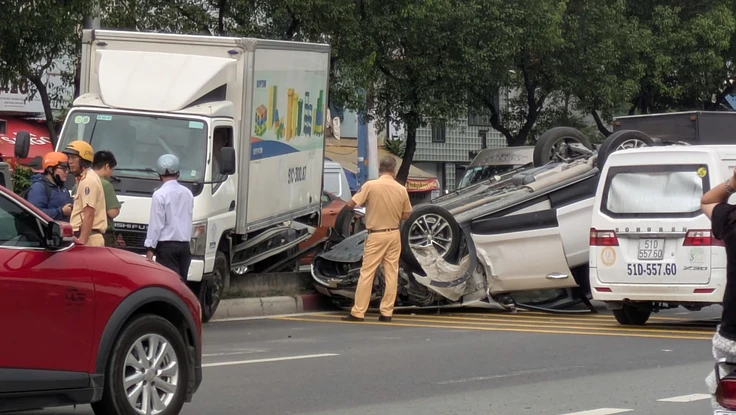 Xe tải lao dải phân cách tông ô tô lật ngửa trên đại lộ Võ Văn Kiệt