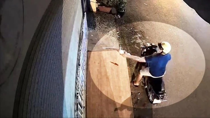 Truy tìm thanh niên tạt sơn vào nhà dân ở TP.HCM gây thiệt hại hơn 13 triệu đồng
