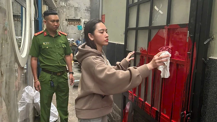 Tạt sơn nhà người yêu cũ, cô gái bị bắt vào đêm giao thừa