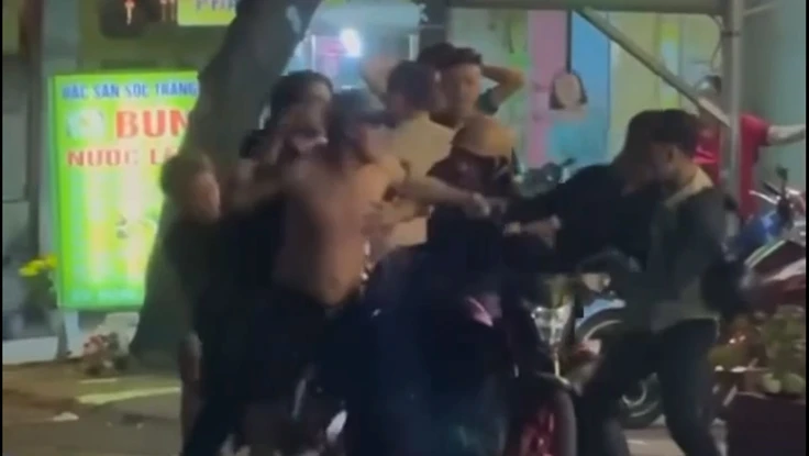 TP.HCM: Bắt nhóm thanh niên cầm dao đánh nhau do mâu thuẫn mời bia tất niên