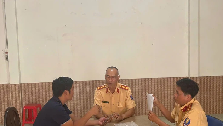 CSGT mời làm việc, xử phạt tài xế xe khách chạy ngược chiều trên đường Tân Sơn