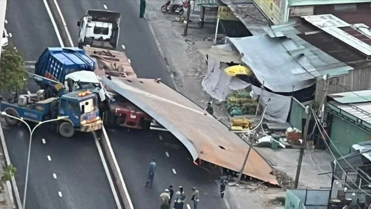 Tấm thép hơn 10 tấn rơi đè bẹp cabin xe rác, một người tử vong