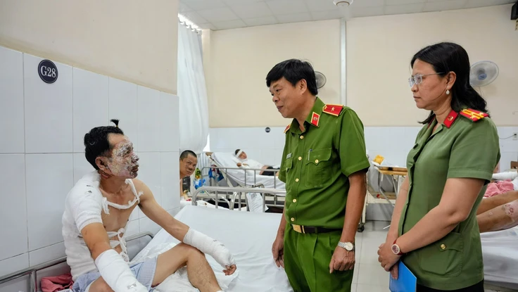 Thiếu tướng Nguyễn Thanh Hưởng thăm hai cán bộ, chiến sĩ bị bỏng khi chữa cháy