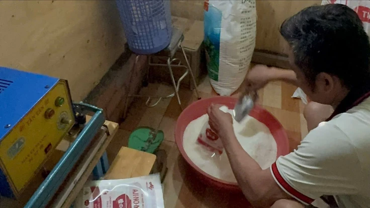 Cận cảnh quy trình sản xuất bột ngọt giả nhãn hiệu nổi tiếng