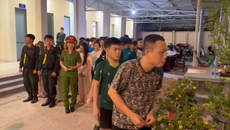 Video Công an TP.HCM ập vào quán bar Revo, bắt nhiều người liên quan ma túy