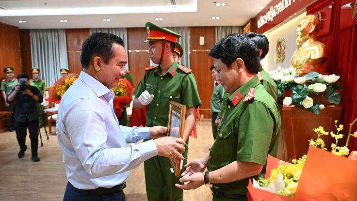 Video Chủ tịch Nguyễn Văn Được khen thành tích xuất sắc phá nhanh vụ trọng án của Công an TP.HCM