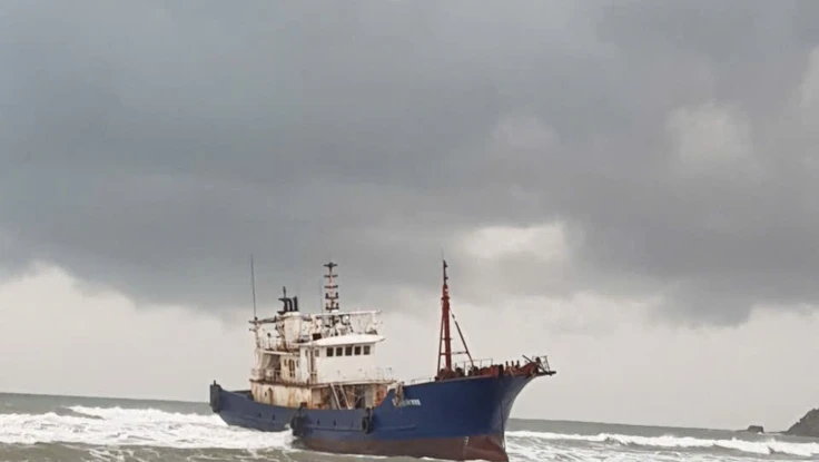 Tàu chữ Trung Quốc không người trôi dạt vào Quảng Ngãi