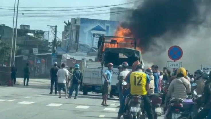 Xe tải chở hàng bốc cháy dữ dội trên Quốc lộ 1A 