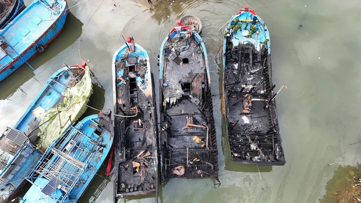 Chùm ảnh: 4 tàu cá bị thiêu rụi sau vụ cháy lúc rạng sáng ở Quảng Ngãi