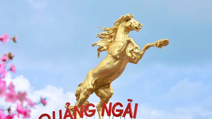 Xuất hiện linh vật ngựa dát vàng khổng lồ ở Quảng Ngãi