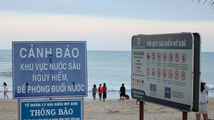 Ba cha con gặp nạn khi tắm biển ở Quảng Ngãi