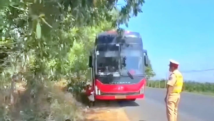 Xe khách chạy tuyến Nghệ An - TP.HCM 'nhồi nhét' khách chật như nêm