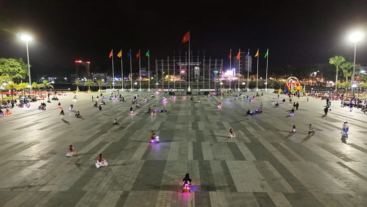 Quảng trường lớn nhất Quảng Ngãi bị biến thành ‘trường đua’ xe điện