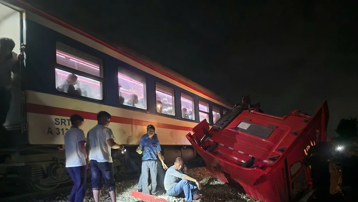 Khởi tố vụ xe đầu kéo vượt rào chắn đường sắt, va chạm tàu SE8 ở Quảng Ngãi