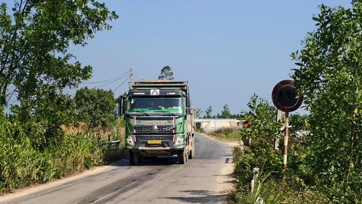 Vụ biển cấm tải trọng bị bôi đen ở Gia Lai: Đề xuất tháo dỡ biển cấm