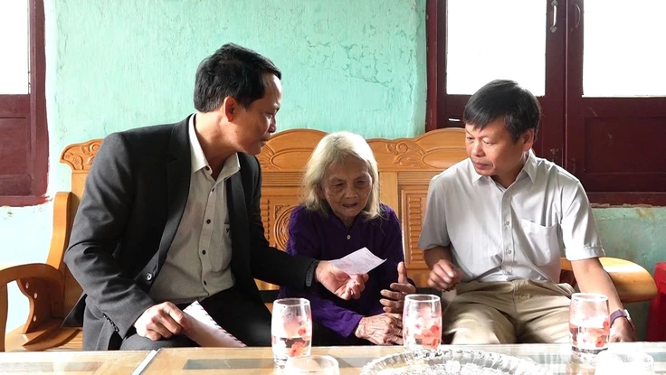 Mang thùng phiếu đến tận nhà để Mẹ Việt Nam anh hùng bầu cử