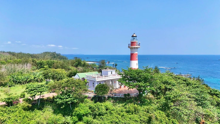 Ngắm ngọn hải đăng trên vách đá trầm tích núi lửa ở Quảng Ngãi