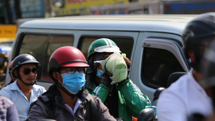 Làm việc ngoài trời nắng nóng, cách nào để tránh sốc nhiệt?