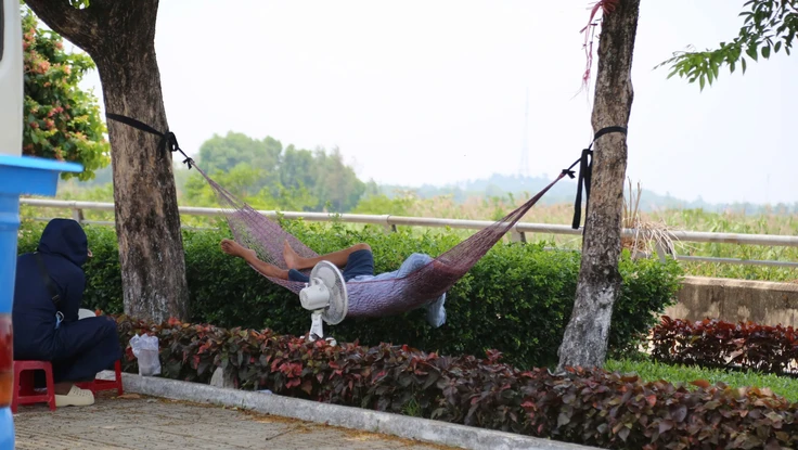 Nắng gắt khắp miền Trung, ra đường giữa trưa thành 'cực hình'