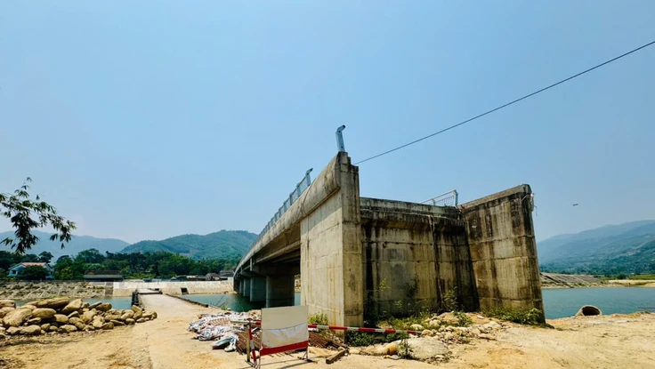 Cầu gần 80 tỉ đồng chờ đường dẫn