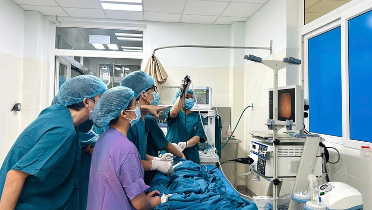 Gắp thành công con đỉa dài hơn 12 cm trong đường thở bé 8 tuổi