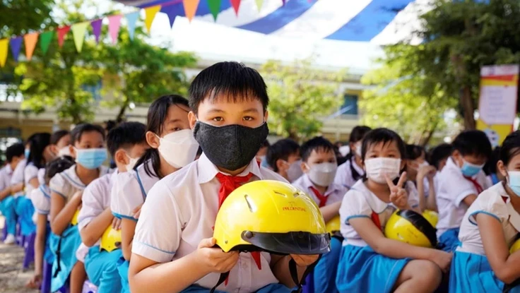 Trẻ em bao nhiêu tuổi phải đội mũ bảo hiểm?