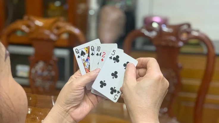 Đang đánh bài công an ập tới, những gì bị quy thành tiền làm căn cứ xử lý hình sự?