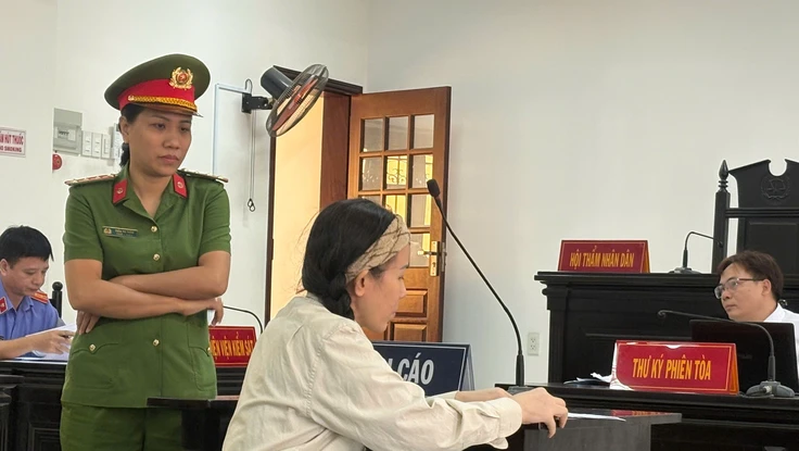 Sáng nay, tòa xét xử YouTuber Đinh Thị Lan vì loạt video liên quan bà Nguyễn Phương Hằng