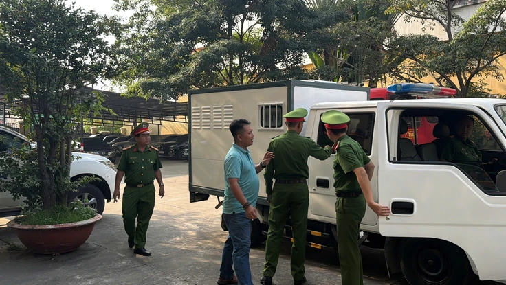 Sáng nay, tòa xét xử YouTuber Đinh Thị Lan vì loạt video liên quan bà Nguyễn Phương Hằng