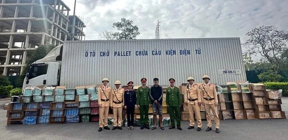 Phát hiện xe tải chở 111.000 bao thuốc lá trên địa bàn Quảng Trị