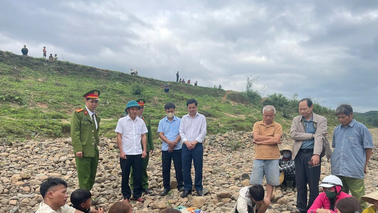 2 em học sinh đuối nước khi ra sông tắm