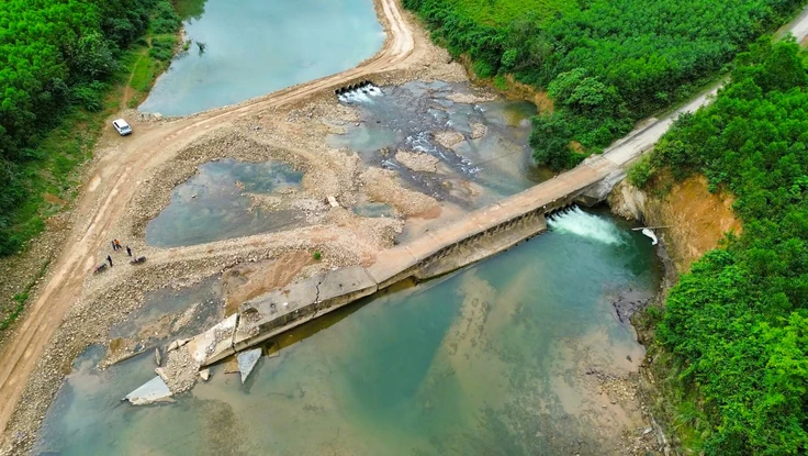 Đường độc đạo bị chia cắt, dân phải gánh võng băng rừng đưa người thân đi viện