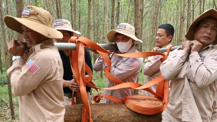 Quả bom hơn 200 kg nằm gần đường lớn có nhiều xe qua lại