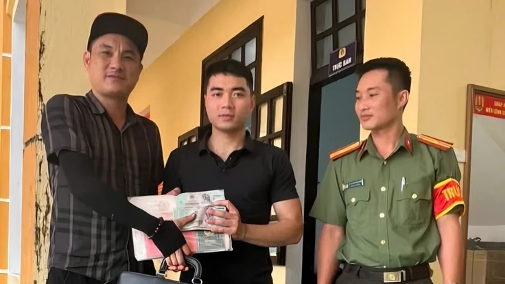 Đang chạy bộ thì nhặt được cặp màu đen chứa 350 triệu 