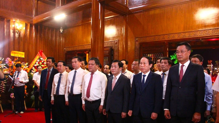 Phó Thủ tướng Lê Tiến Châu dự chương trình 'Bản hùng ca trên sông' tại bến phà Gianh