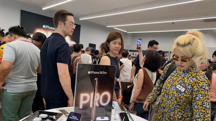 Vì sao giá vàng lên 80 triệu đồng/lượng, giá điện thoại iPhone 16 càng rẻ?