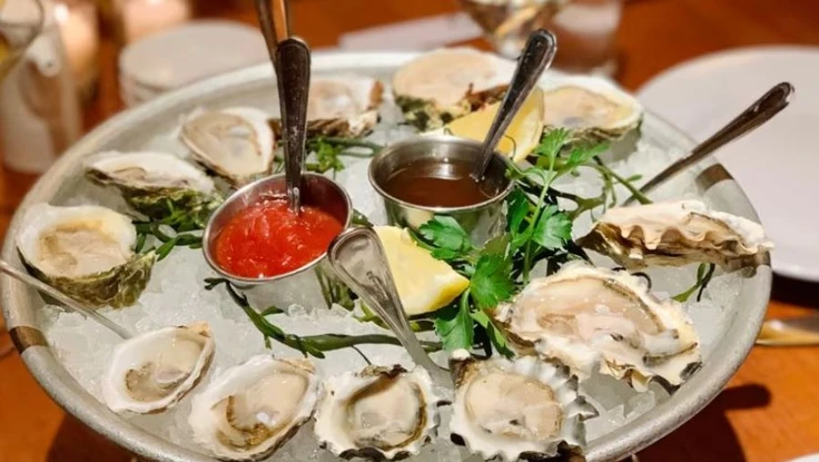 Ăn hàu sống, chuyện gì xảy ra?